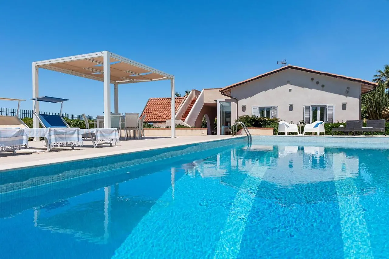 Splendida Villa Con Vista Mozzafiato E Piscina 泰拉西尼