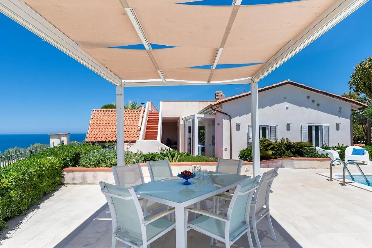 Splendida Villa Con Vista Mozzafiato E Piscina 泰拉西尼 意大利
