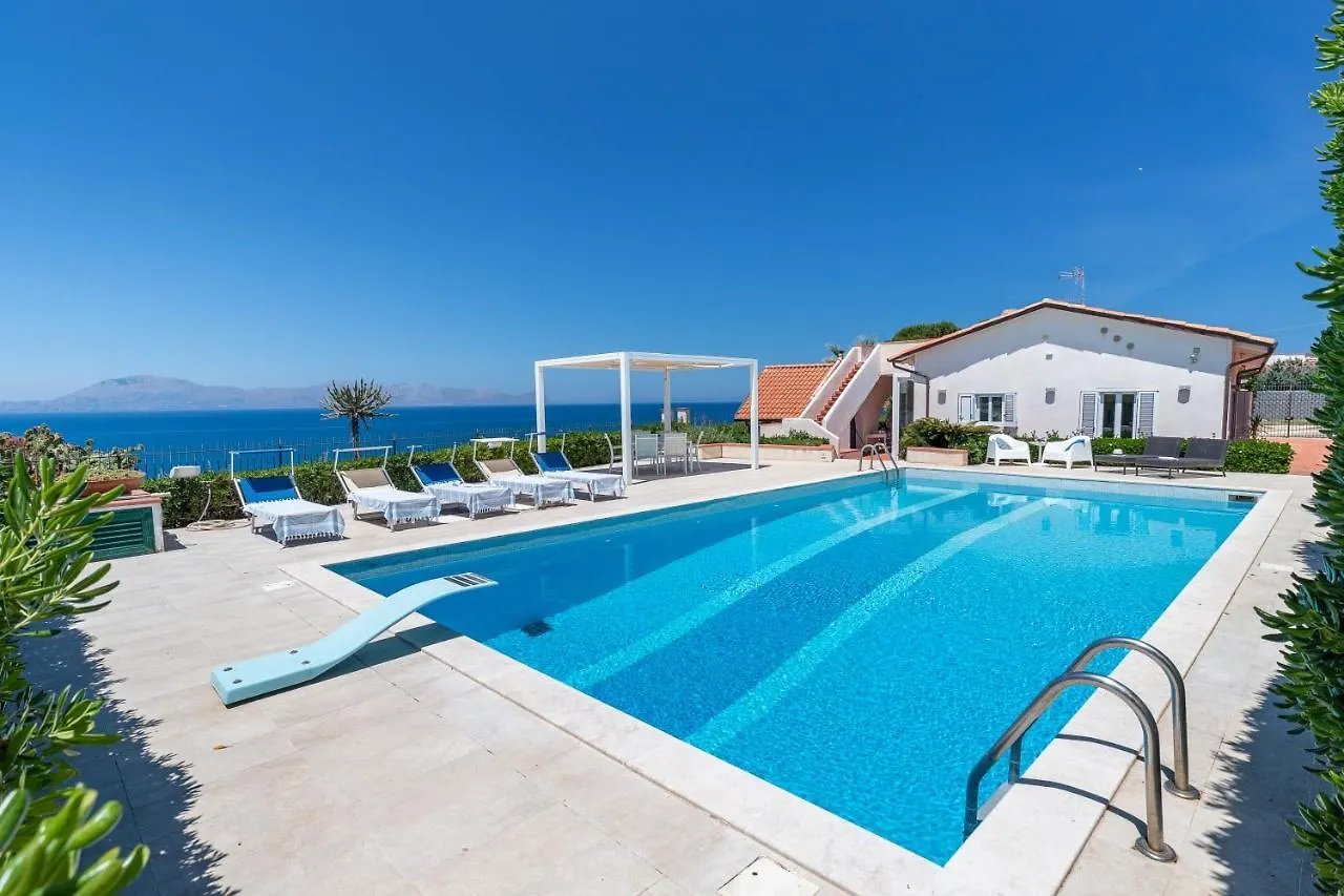 Splendida Villa Con Vista Mozzafiato E Piscina 泰拉西尼